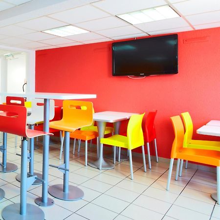 Premiere Classe Montreuil Экстерьер фото The interior of a typical McDonald's restaurant