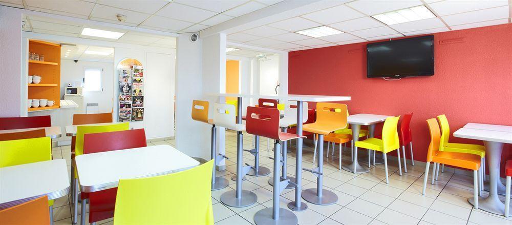Premiere Classe Montreuil Экстерьер фото The interior of a typical Ibis budget hotel