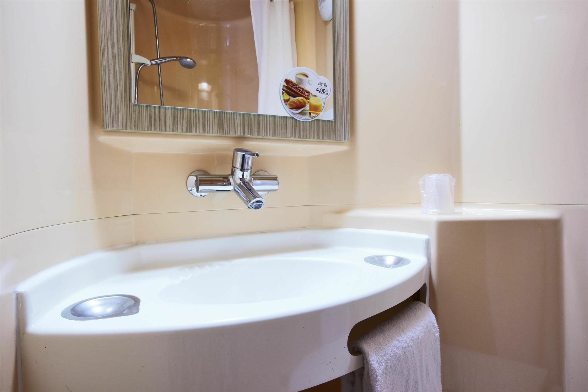 Premiere Classe Montreuil Экстерьер фото A wall mounted tap
