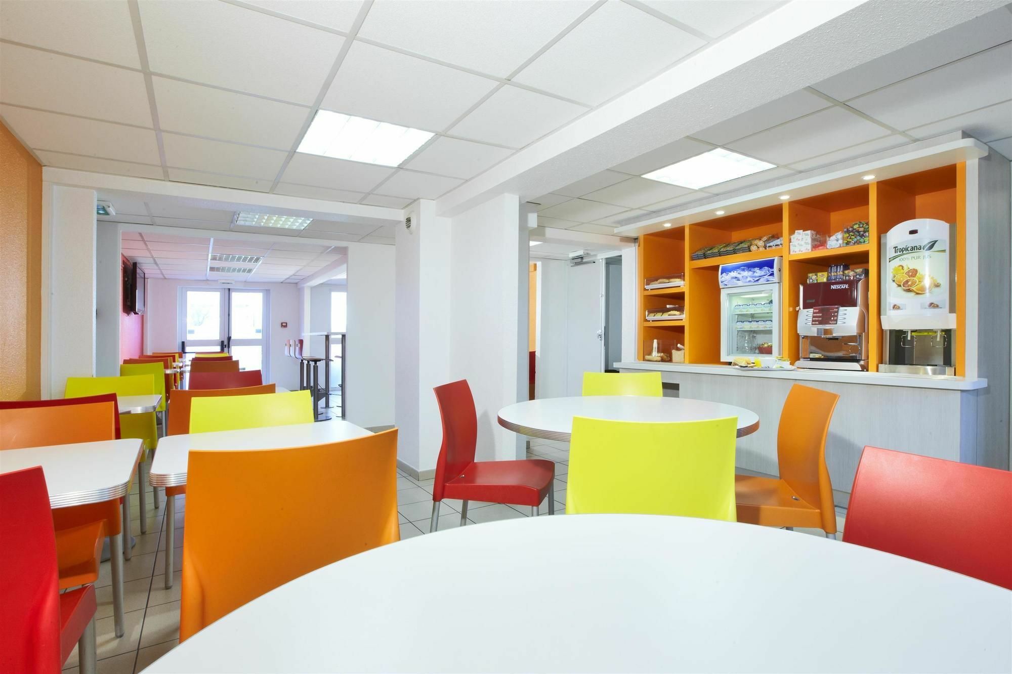 Premiere Classe Montreuil Экстерьер фото The cafeteria at the University of Novi Sad