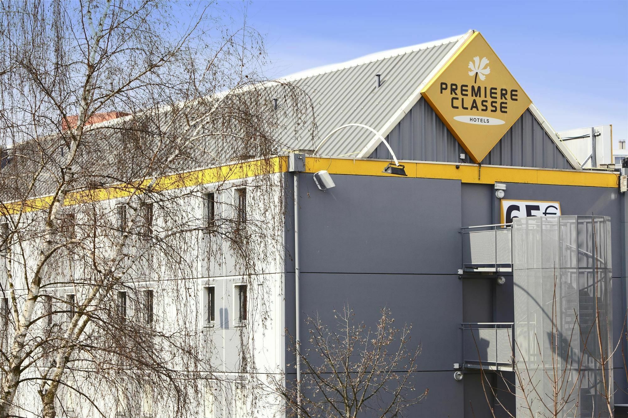 Premiere Classe Montreuil Экстерьер фото The school's main building