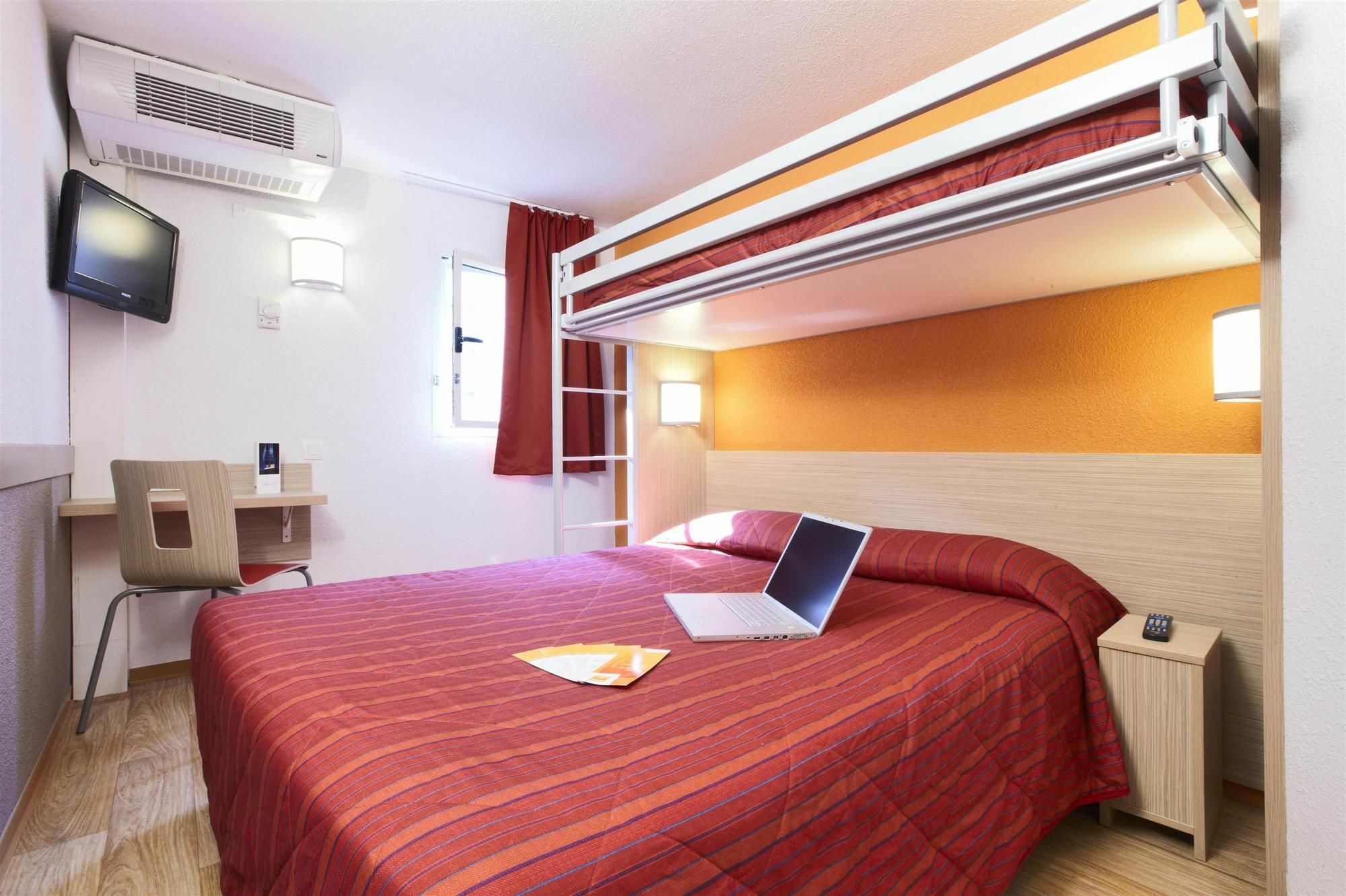 Premiere Classe Montreuil Экстерьер фото A typical room at a B&B
